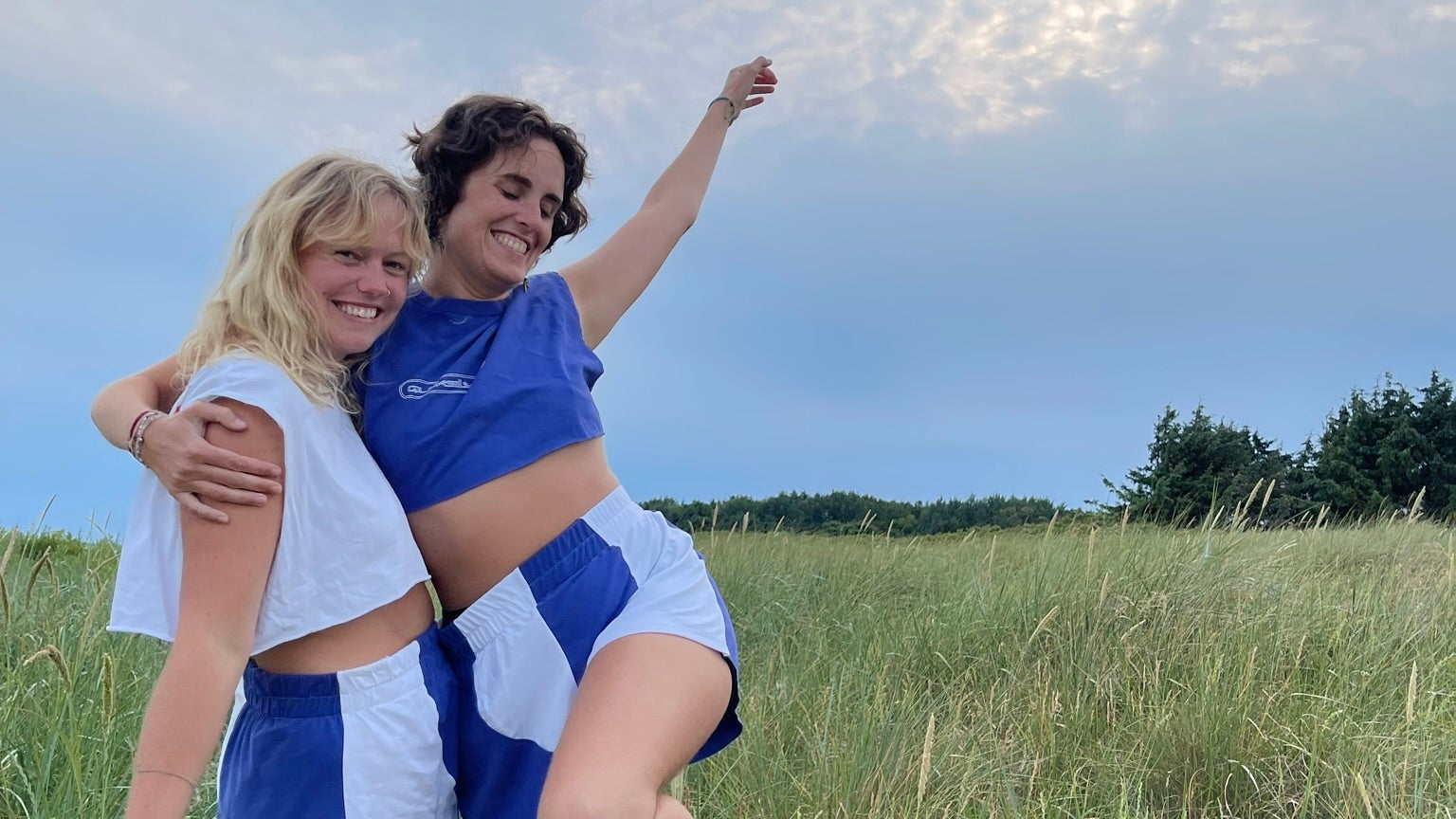 Upcycling Fashion in den Dünen – Frottee Hosen in Blau-Weiß und bestickte Tops in Weiß und Blau, handgefertigt