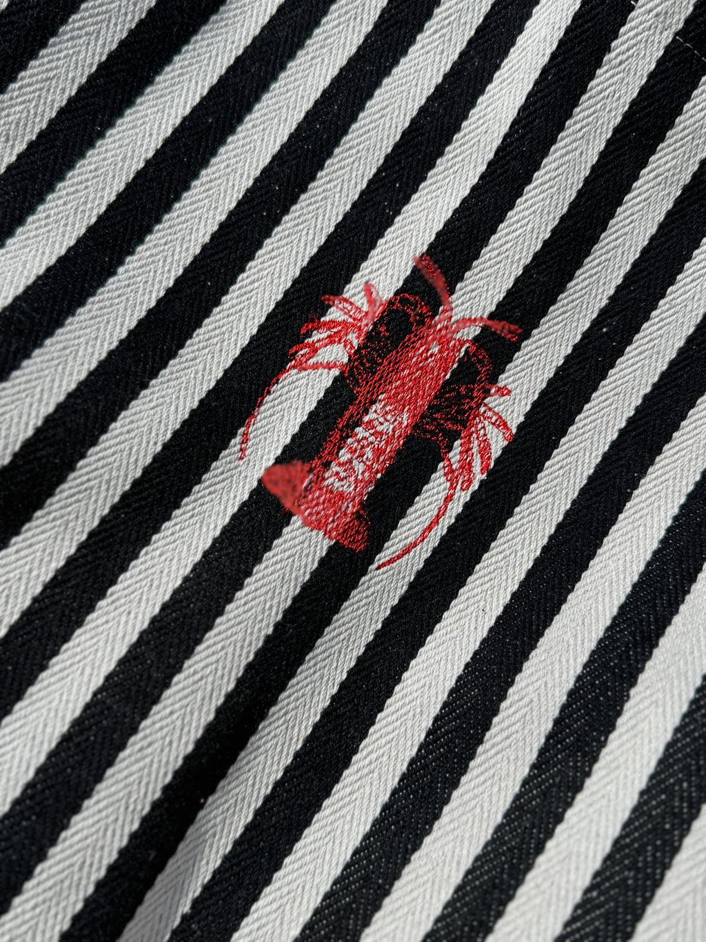 Upcycling Beach Bag schwarz-weiß gestreift mit Hummer-Logo