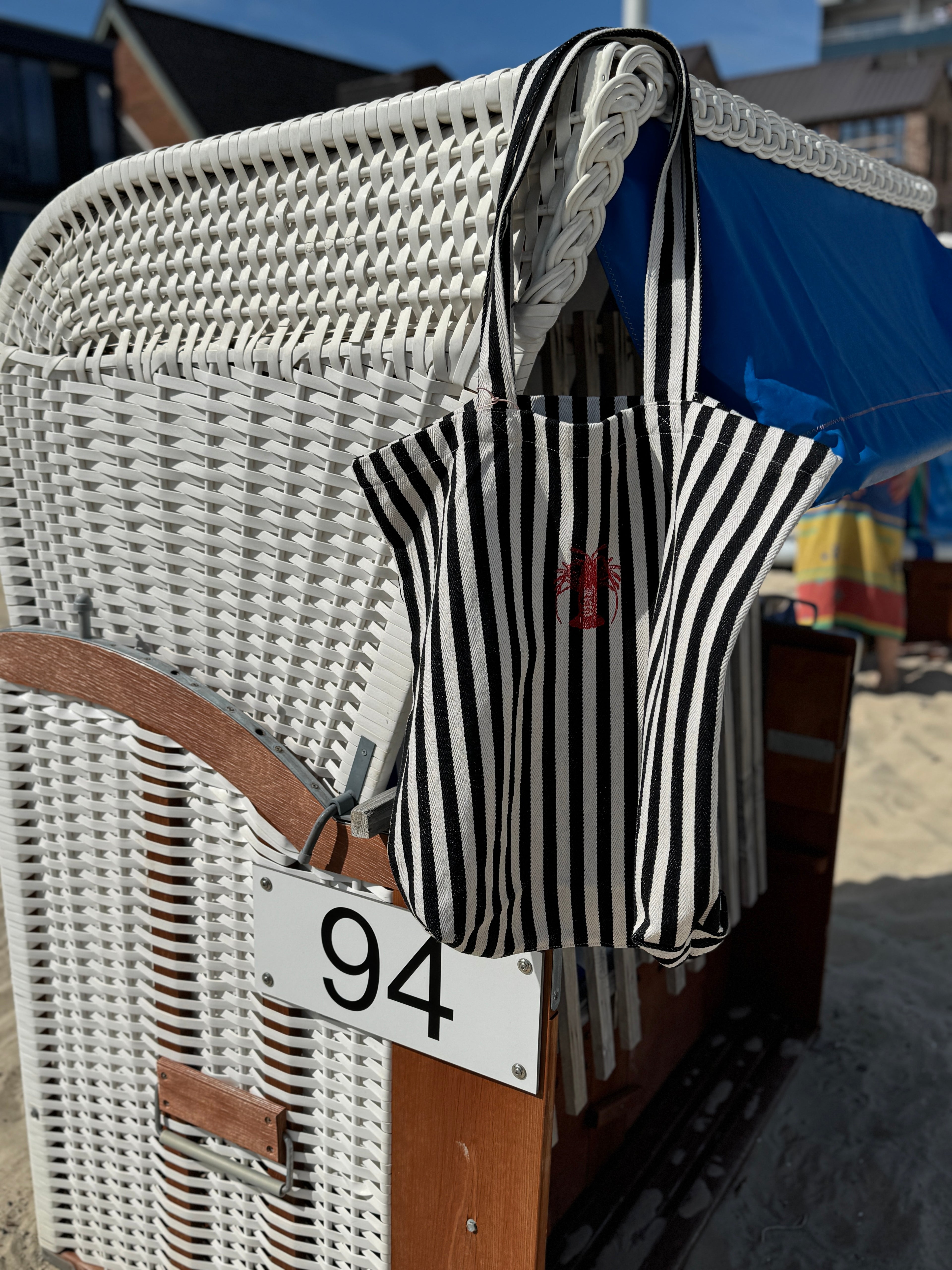 Upcycling Beach Bag schwarz-weiß gestreift mit Hummer-Logo