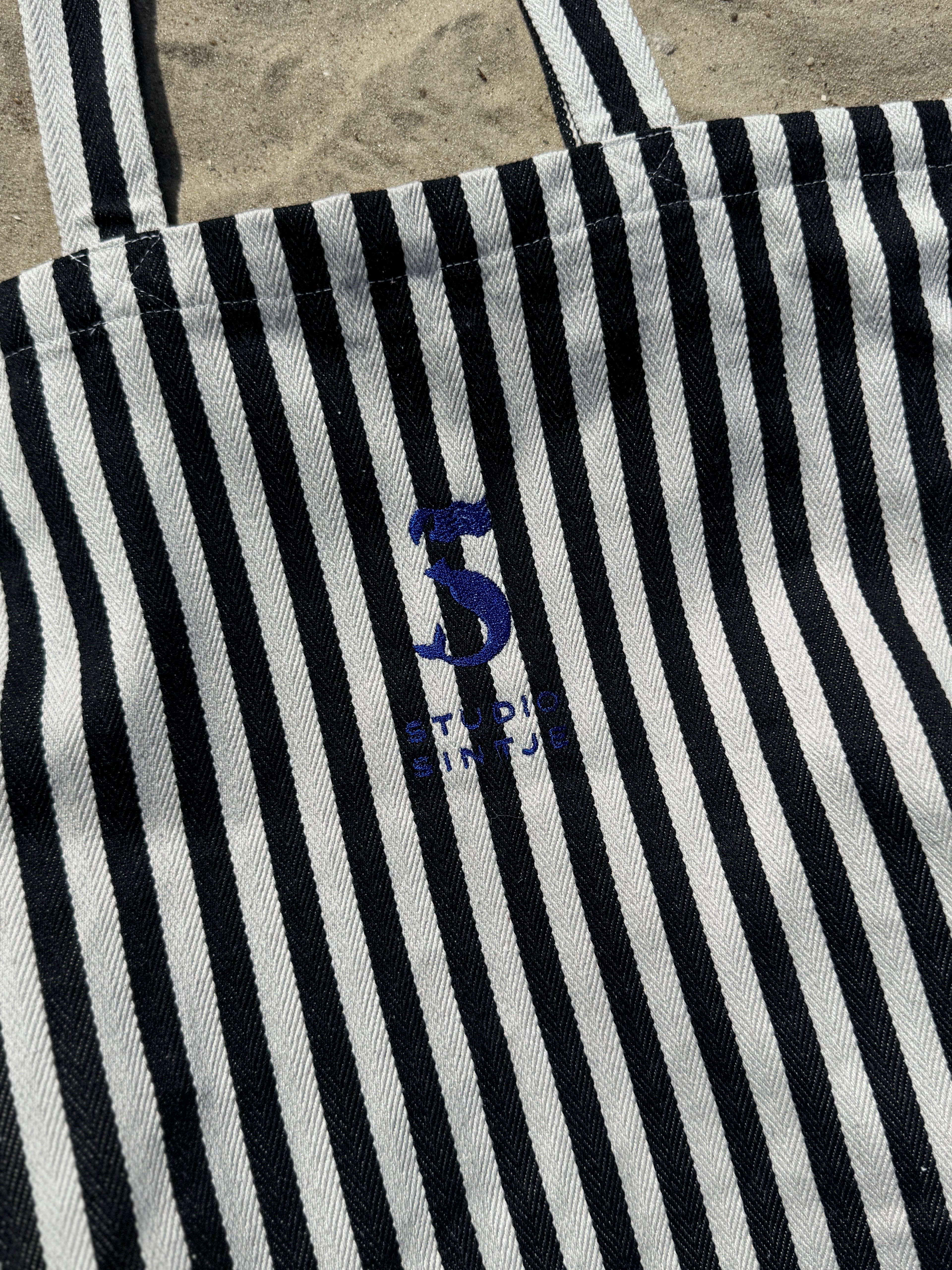 Upcycling Beach Bag schwarz-weiß gestreift mit Meerjungfrau Studio Sintje Logo