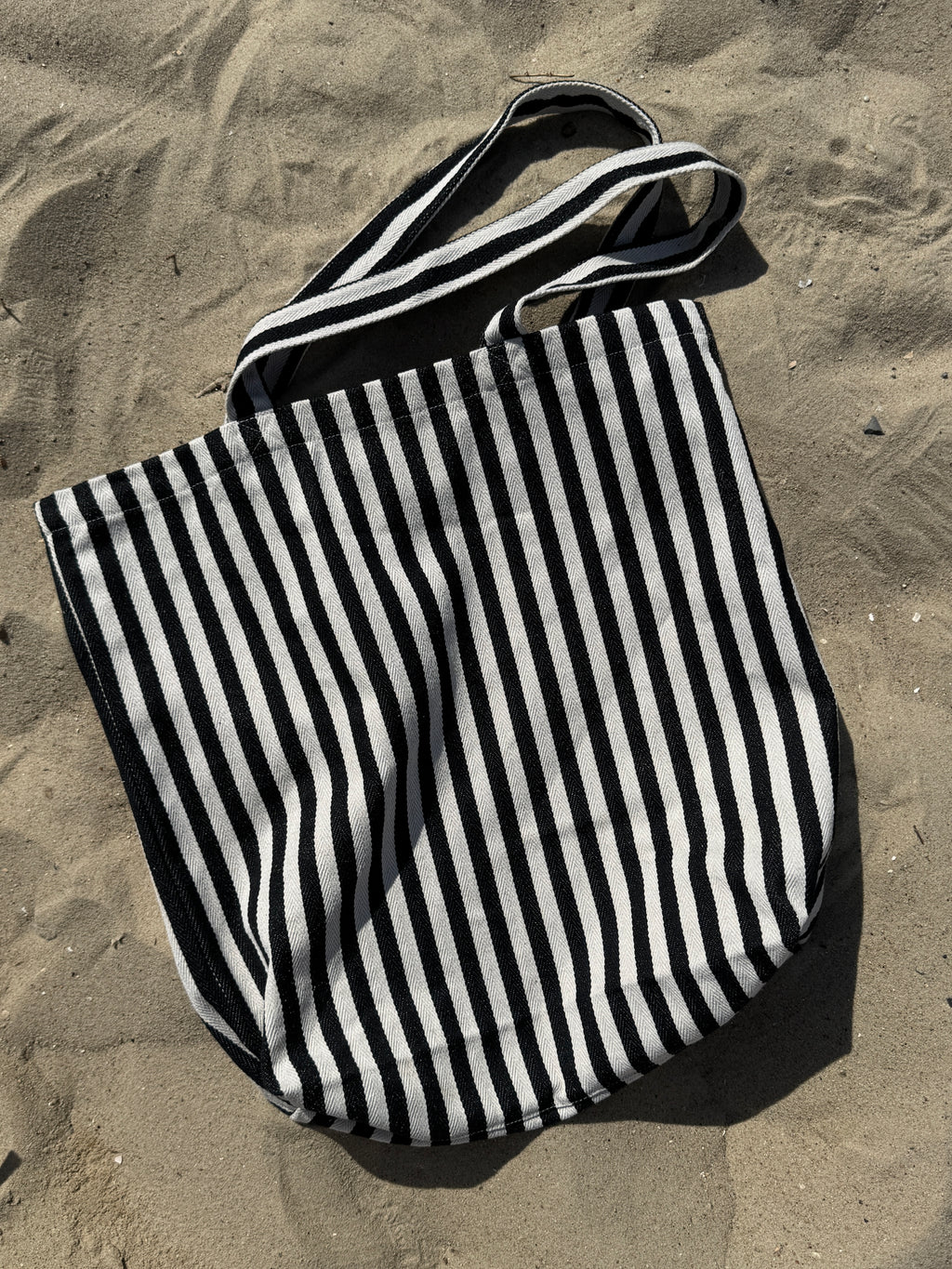 Upcycling Beach Bag schwarz-weiß gestreift 