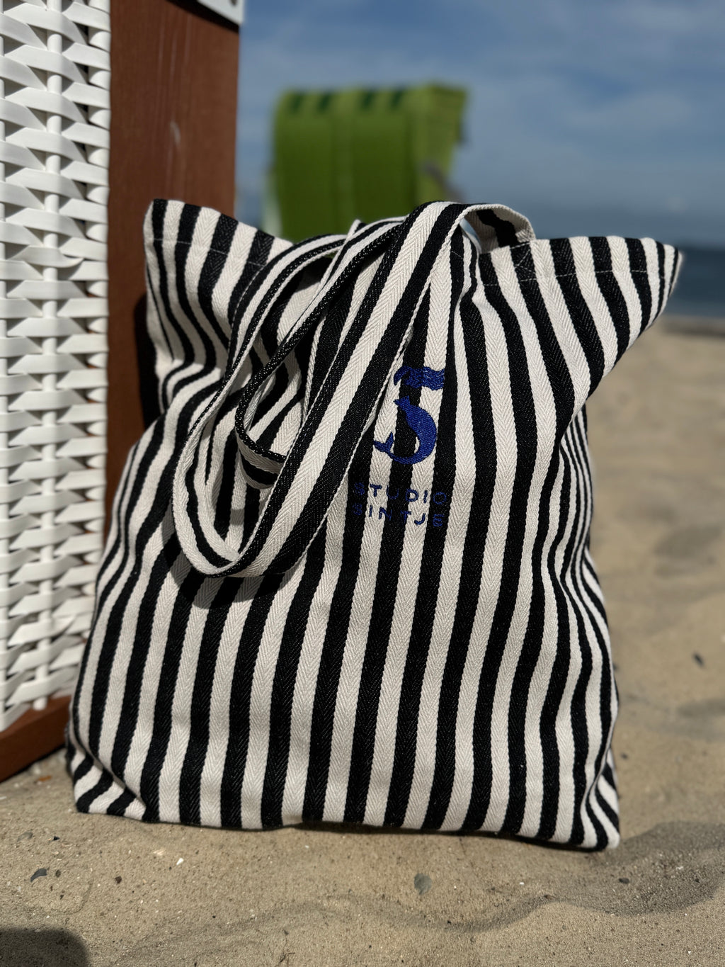 Upcycling Beach Bag schwarz-weiß gestreift mit Meerjungfrau Studio Sintje Logo
