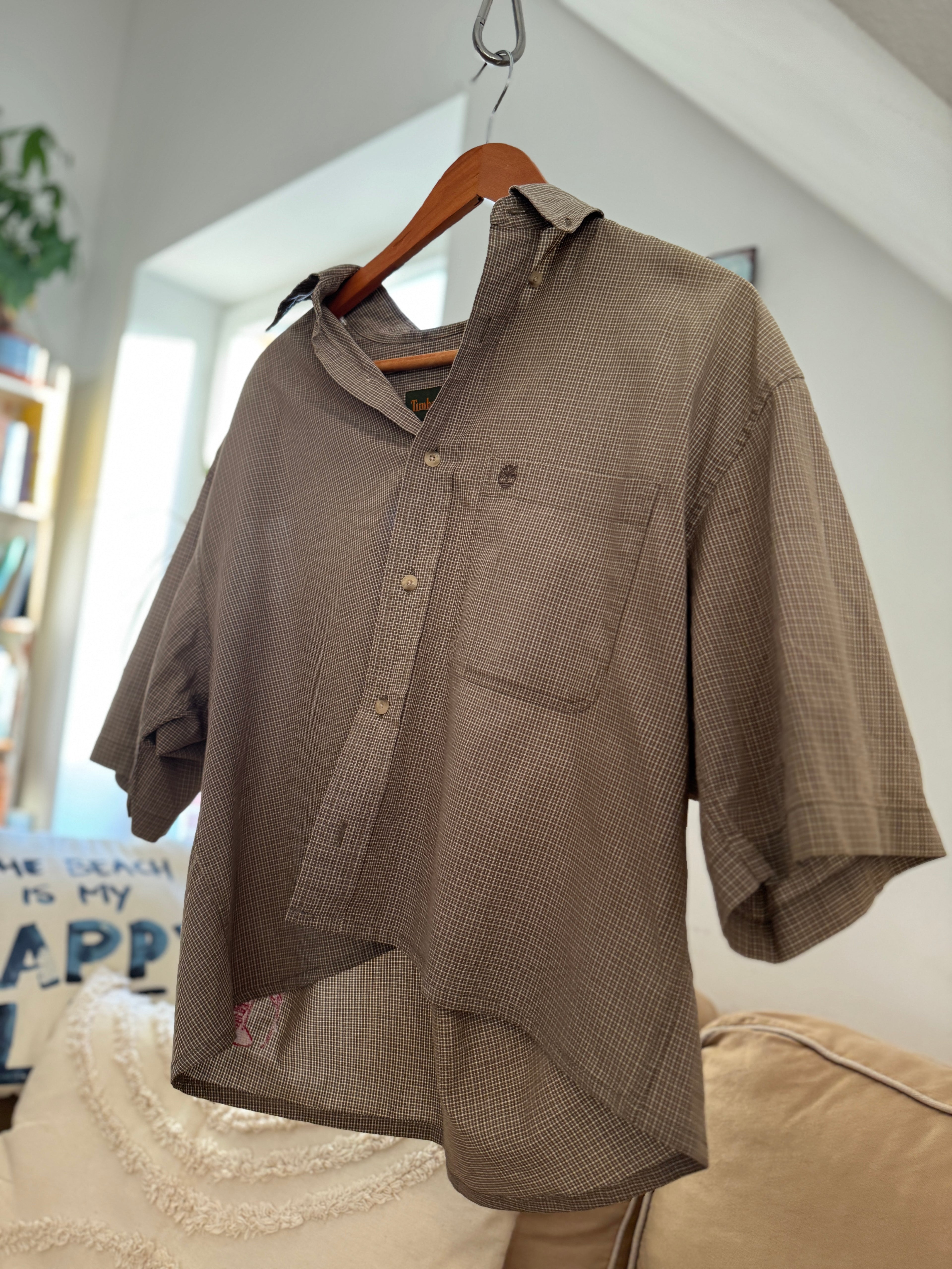 Bauchfreies Top, entstanden aus einem umgearbeiteten Hemd in feinem Karomuster. Auf der Vorderseite ist ein Hummer aufgestickt. Upcycling-Einzelstück.
