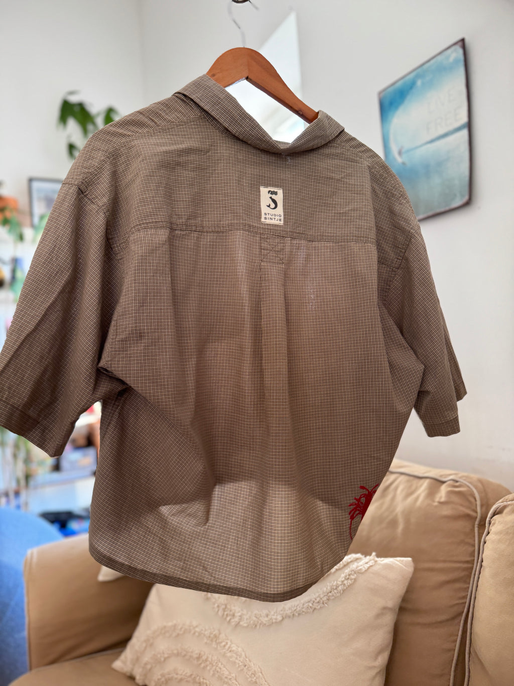 Bauchfreies Top, entstanden aus einem umgearbeiteten Hemd in feinem Karomuster. Auf der Vorderseite ist ein Hummer aufgestickt. Upcycling-Einzelstück.