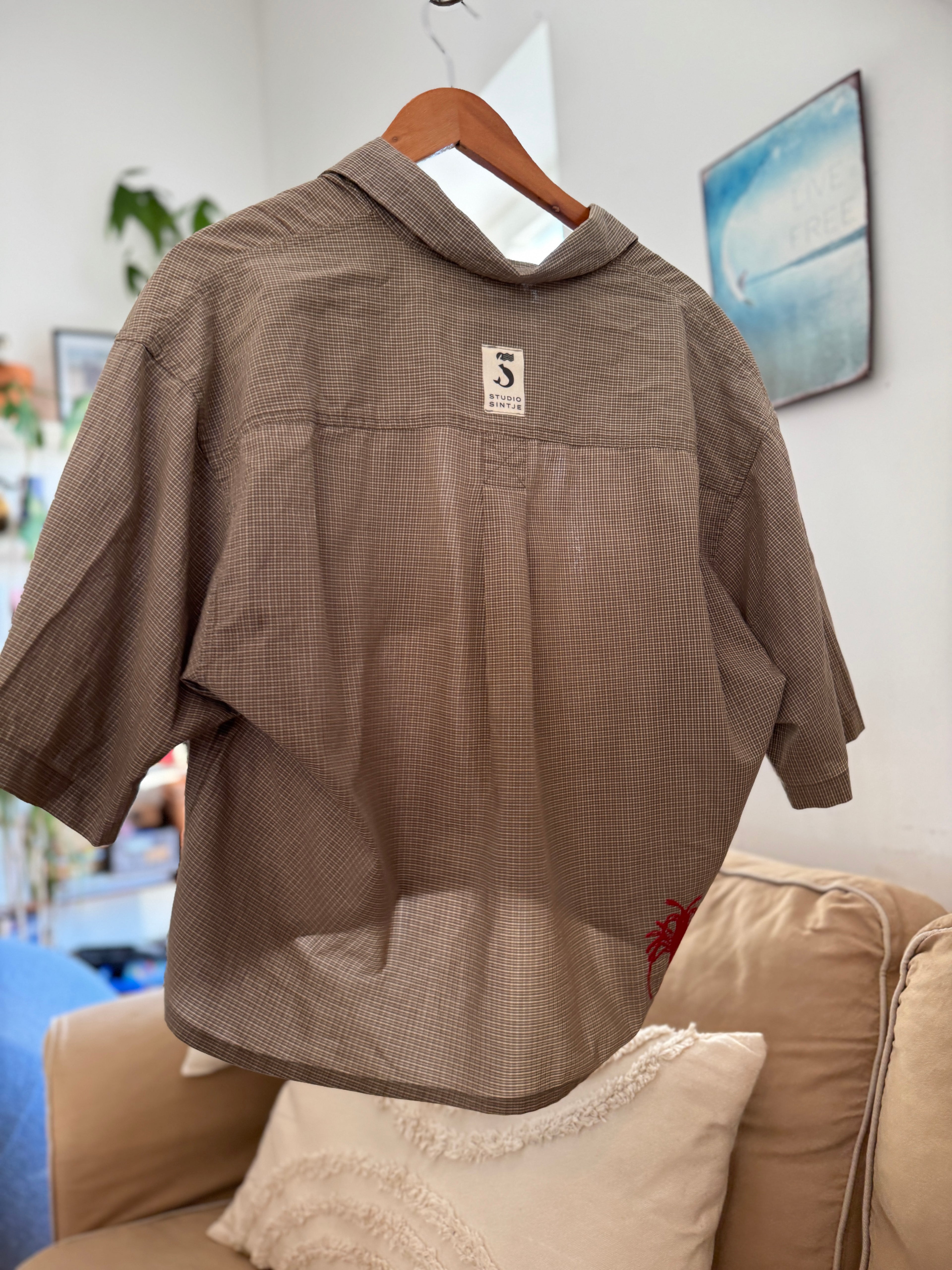 Bauchfreies Top, entstanden aus einem umgearbeiteten Hemd in feinem Karomuster. Auf der Vorderseite ist ein Hummer aufgestickt. Upcycling-Einzelstück.