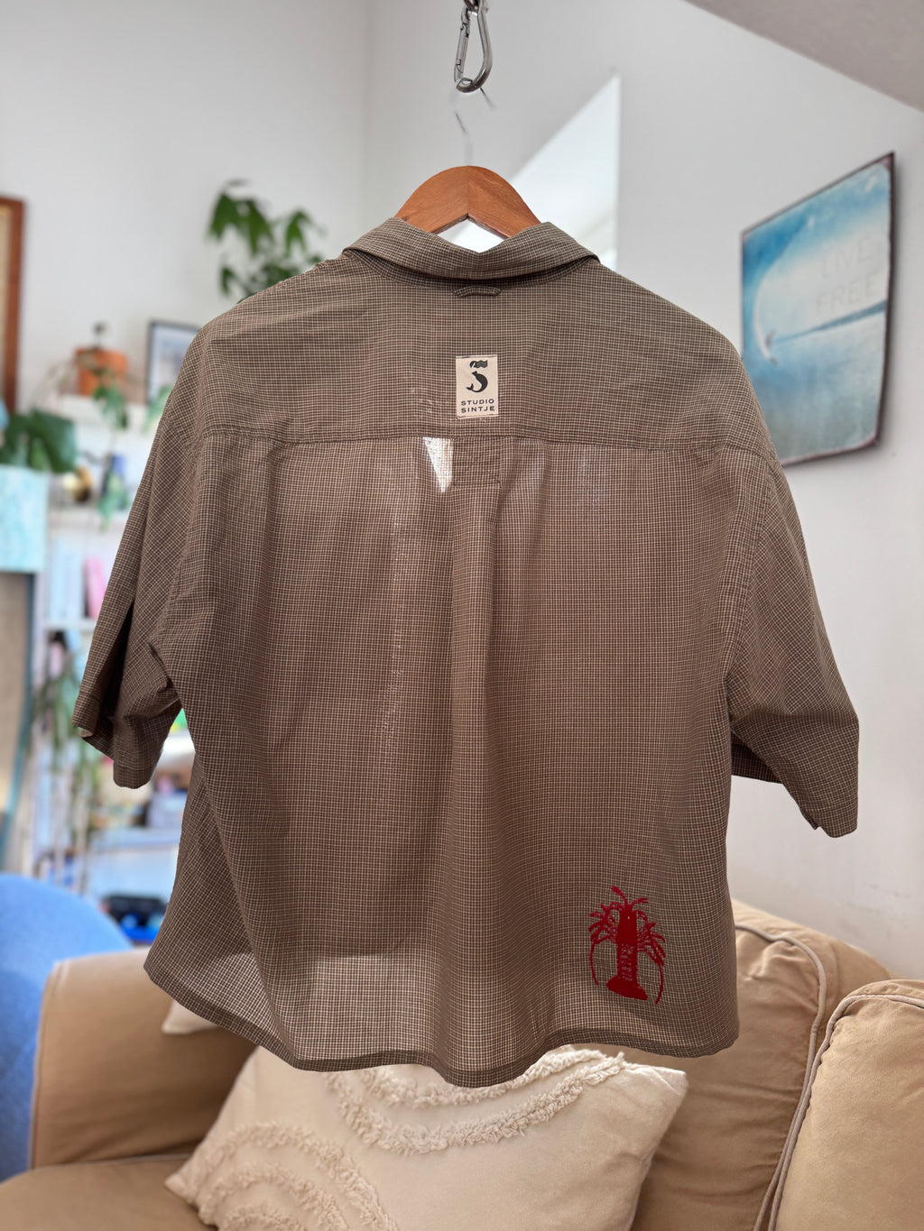 Bauchfreies Top, entstanden aus einem umgearbeiteten Hemd in feinem Karomuster. Auf der Vorderseite ist ein Hummer aufgestickt. Upcycling-Einzelstück.