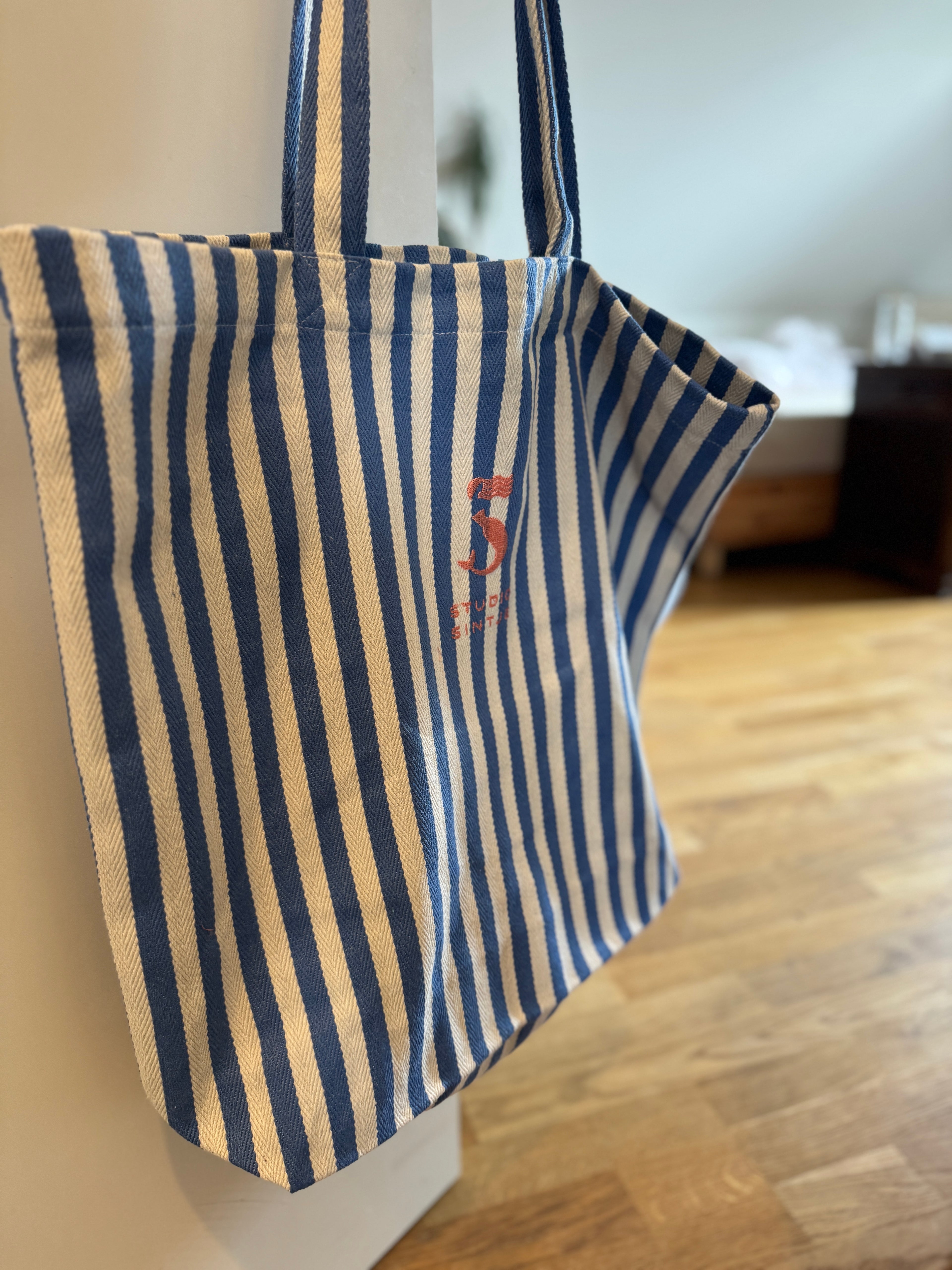 Upcycling Strandtasche blau-weiß gestreift mit Studio Sintje Logo