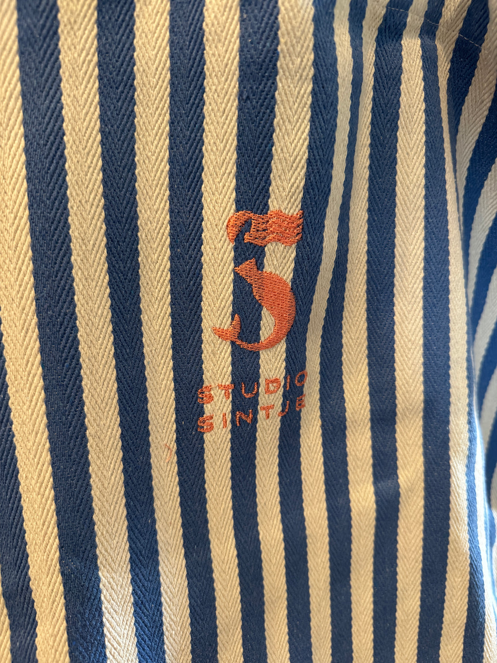 Upcycling Strandtasche blau-weiß gestreift mit Studio Sintje Logo