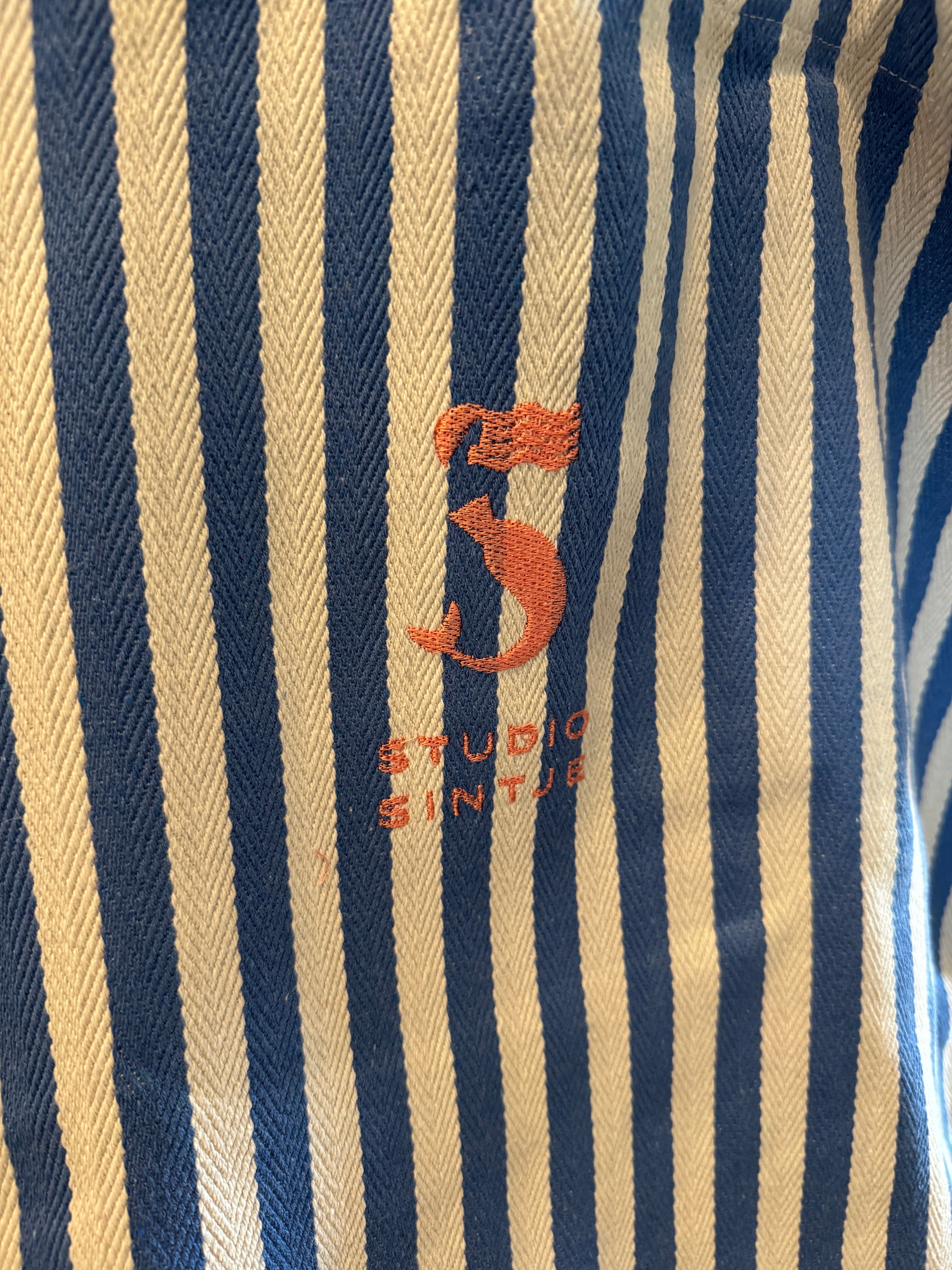 Upcycling Strandtasche blau-weiß gestreift mit Studio Sintje Logo
