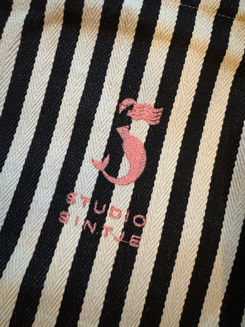 Upcycling Beach Bag schwarz-weiß gestreift mit Meerjungfrau Studio Sintje Logo