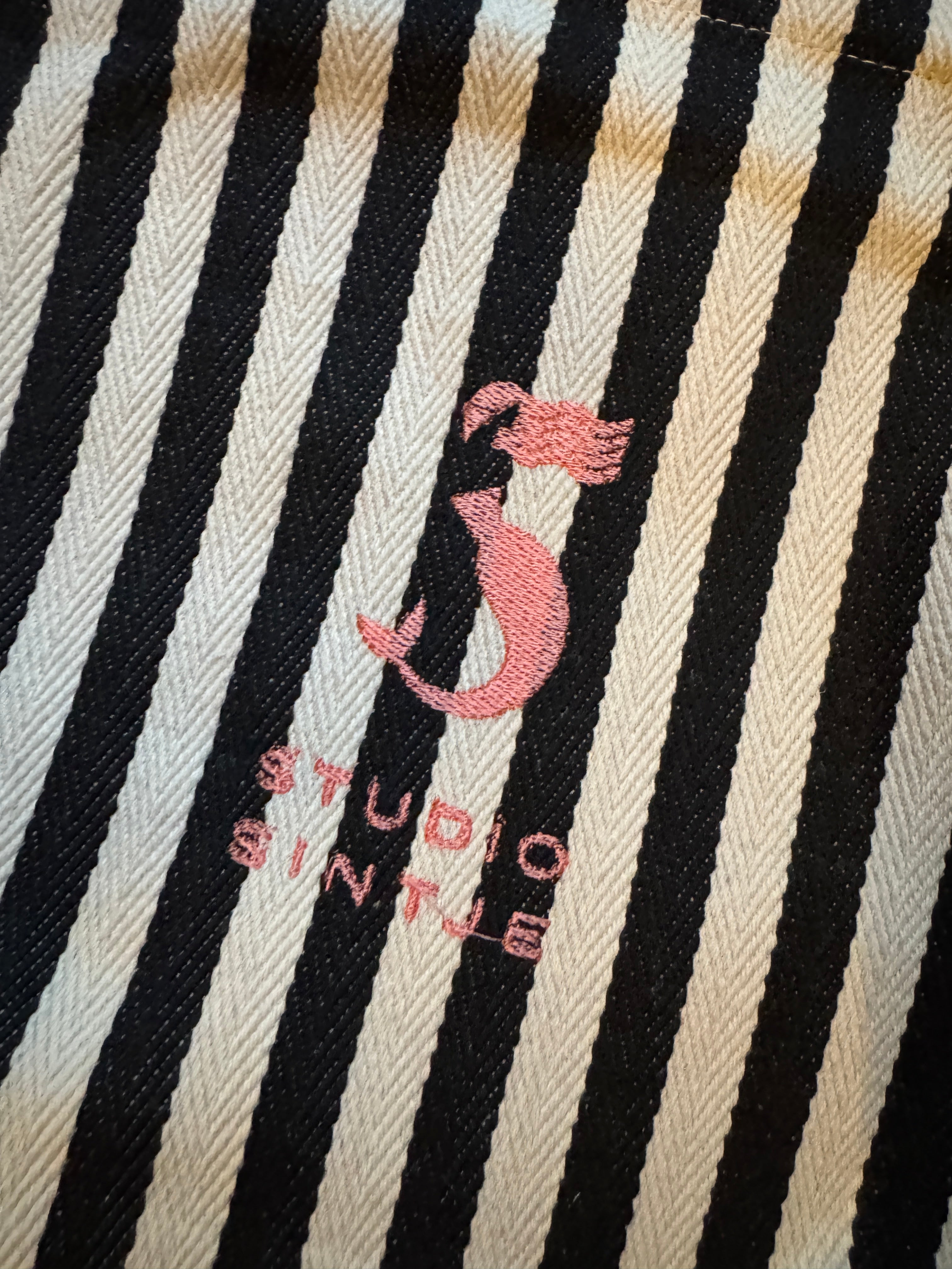 Upcycling Beach Bag schwarz-weiß gestreift mit Meerjungfrau Studio Sintje Logo